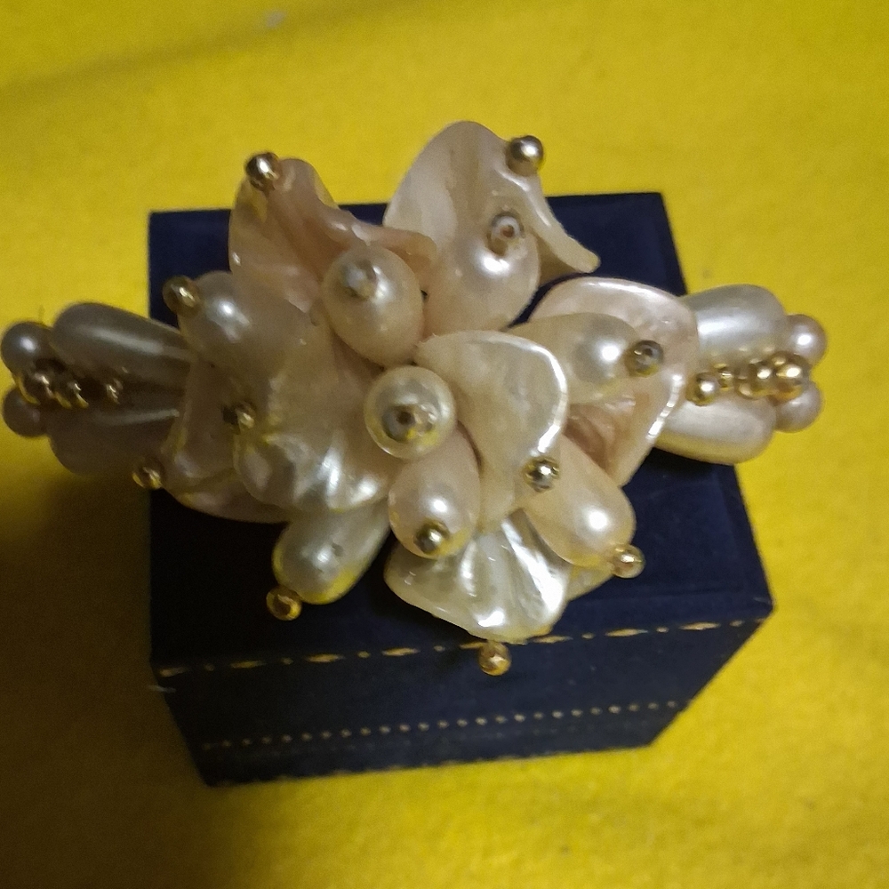 Elegant Vintage Pearl Flower Hair Barrett
